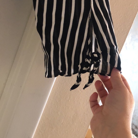 💙 Black and white off the shoulder striped blouse- size M - Picture 3 of 4